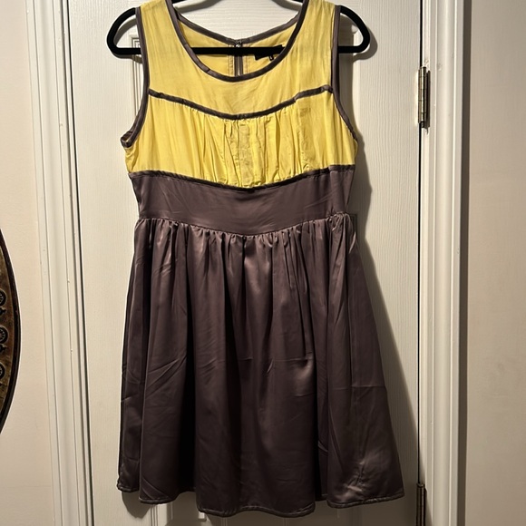 👗Ryu Silk Yellow and Gray Sleeveless Midi Dress - Picture 6 of 16